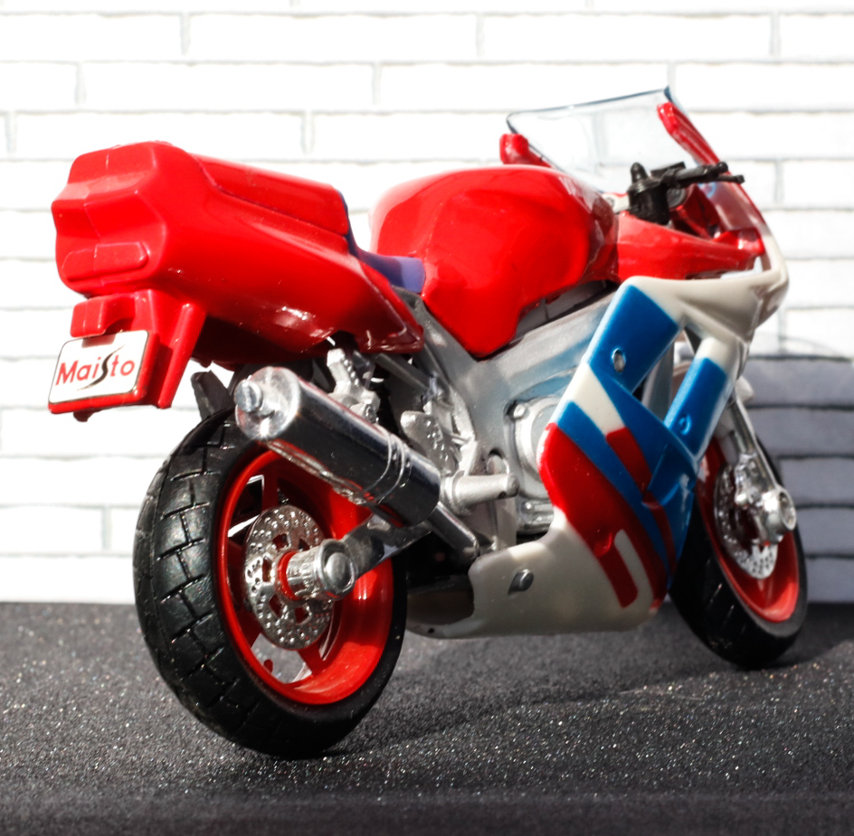 Maisto Yamaha FZR600R